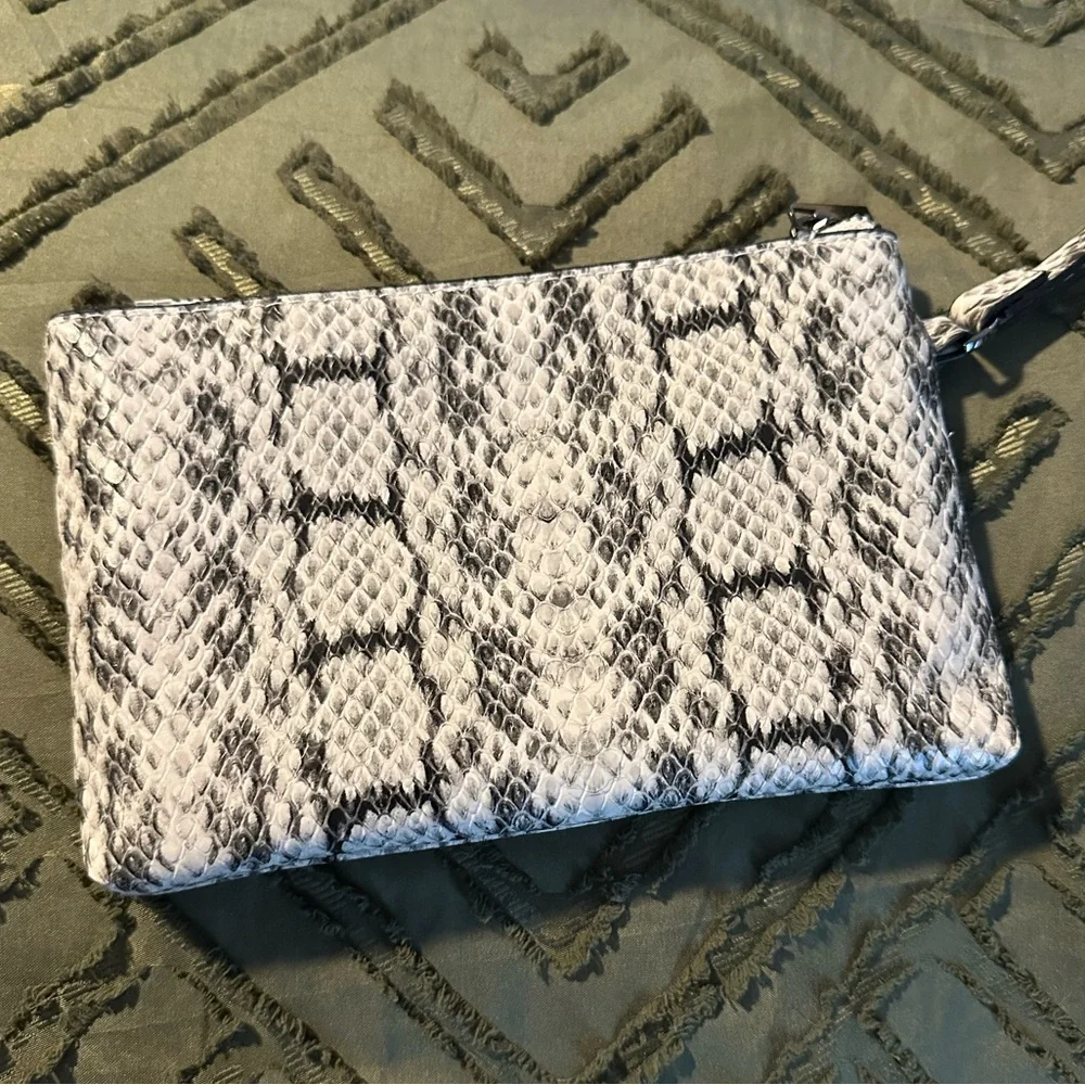 Snakeskin Print Wristlet/Clutch 🖤